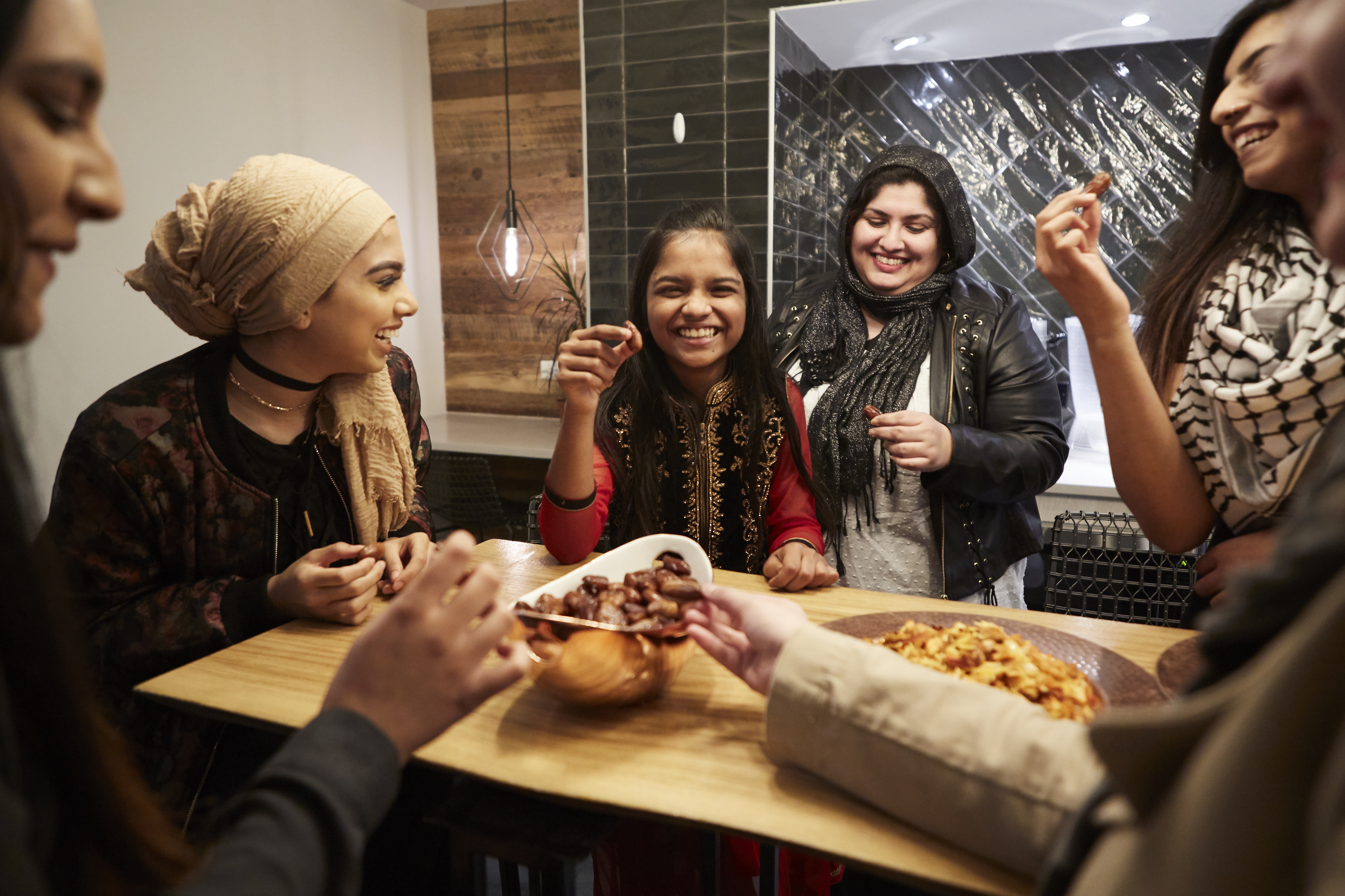 #MuslimGirls ラマダンのイフタールで軽食を共にする女性。