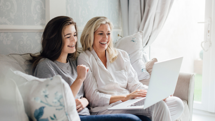mother_with_daughter_laptop.jpg.jpg