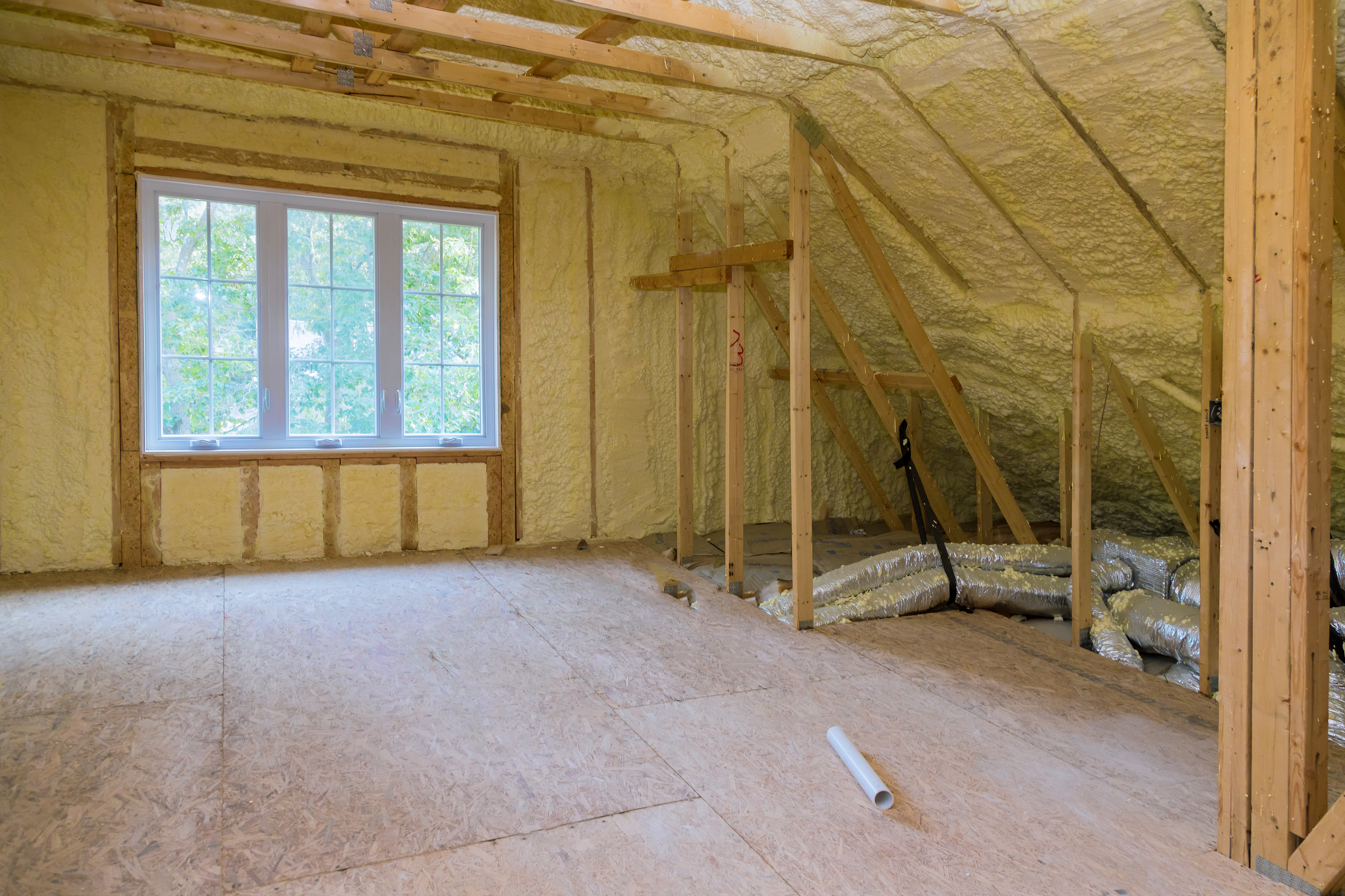 Insulation of thermal insulation attic with cold barrier and insulation material