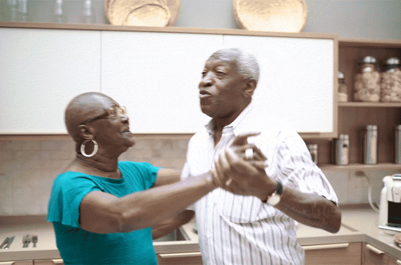 Pareja de personas mayores bailando en casa - vídeo de stock