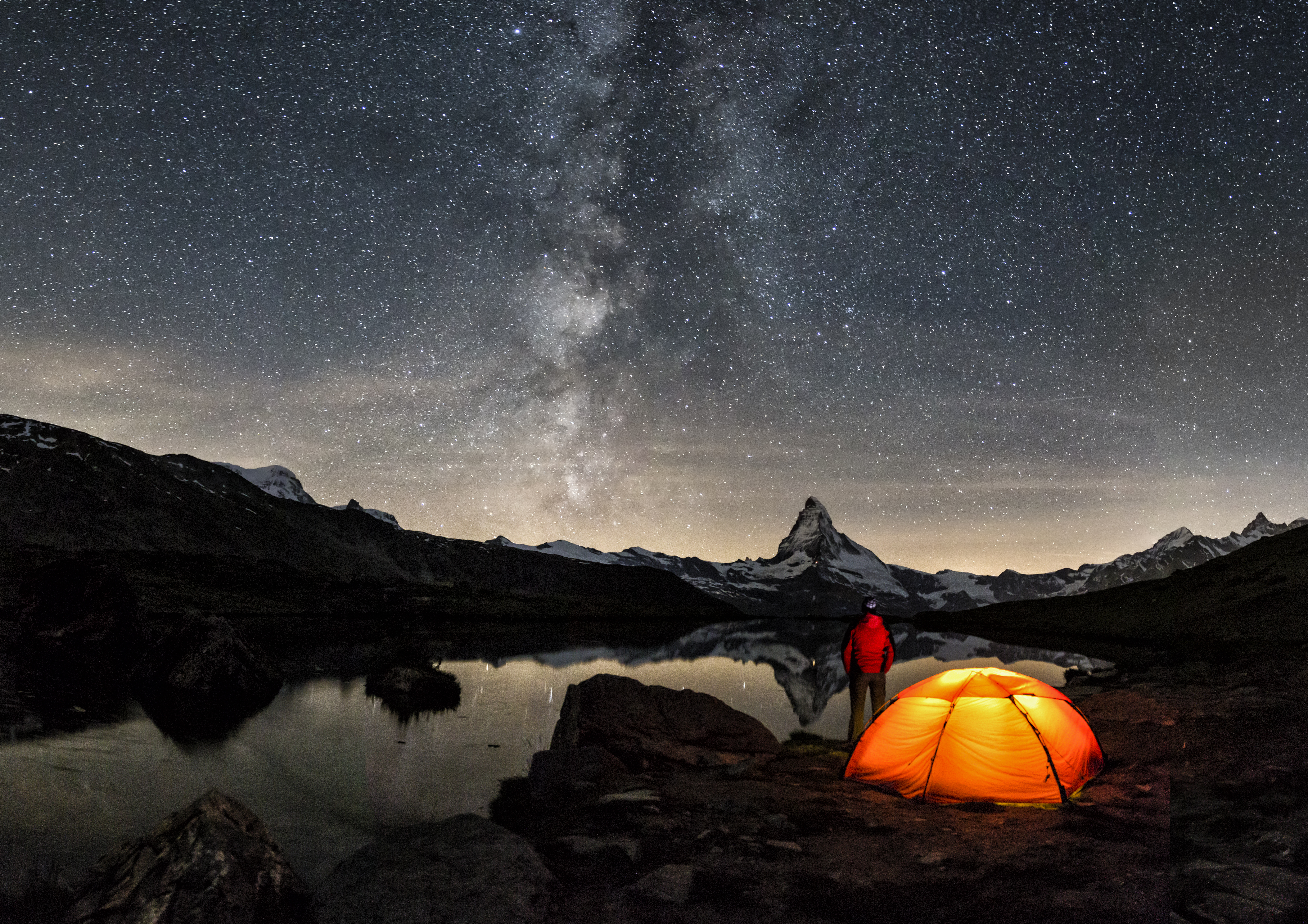 Man_Camping_Under_Stars_Mountain_Range