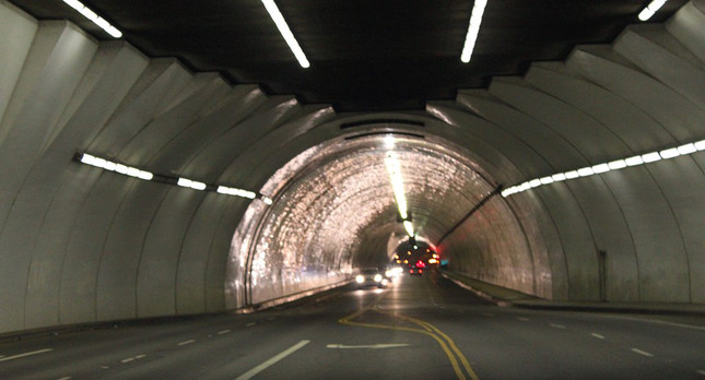 1024px-Second_Street_Tunnel_(as_seen_in_many_Hollywood_Movies_&_countless_auto_commercials_on_TV)_(10434910853).jpg