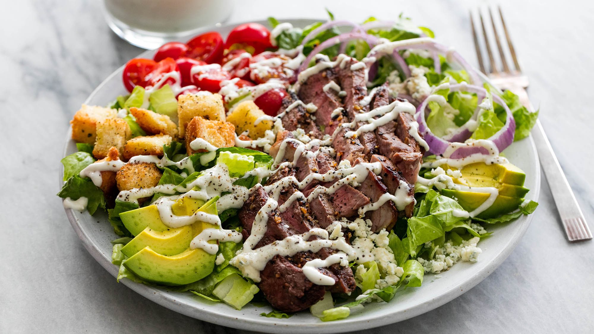 Steak salad with avocado