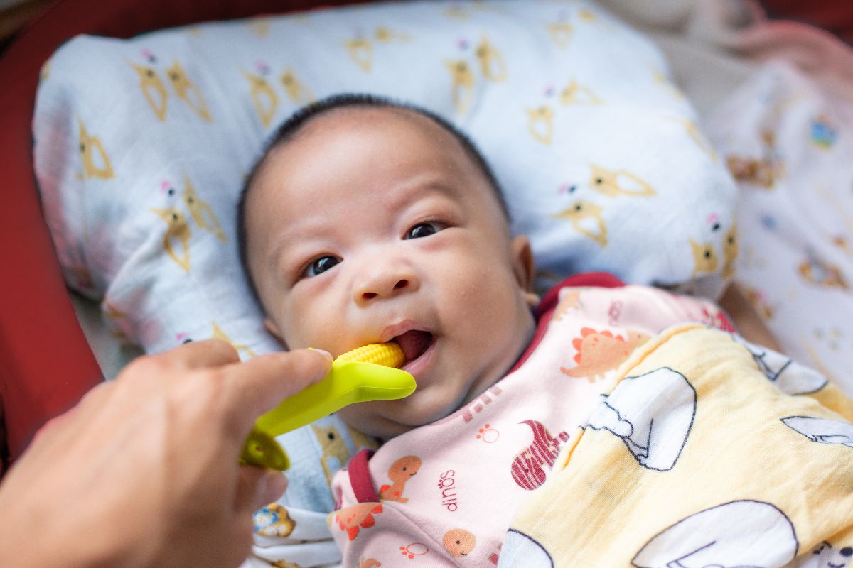 Cara menenangkan bayi yang rewel saat tumbuh gigi