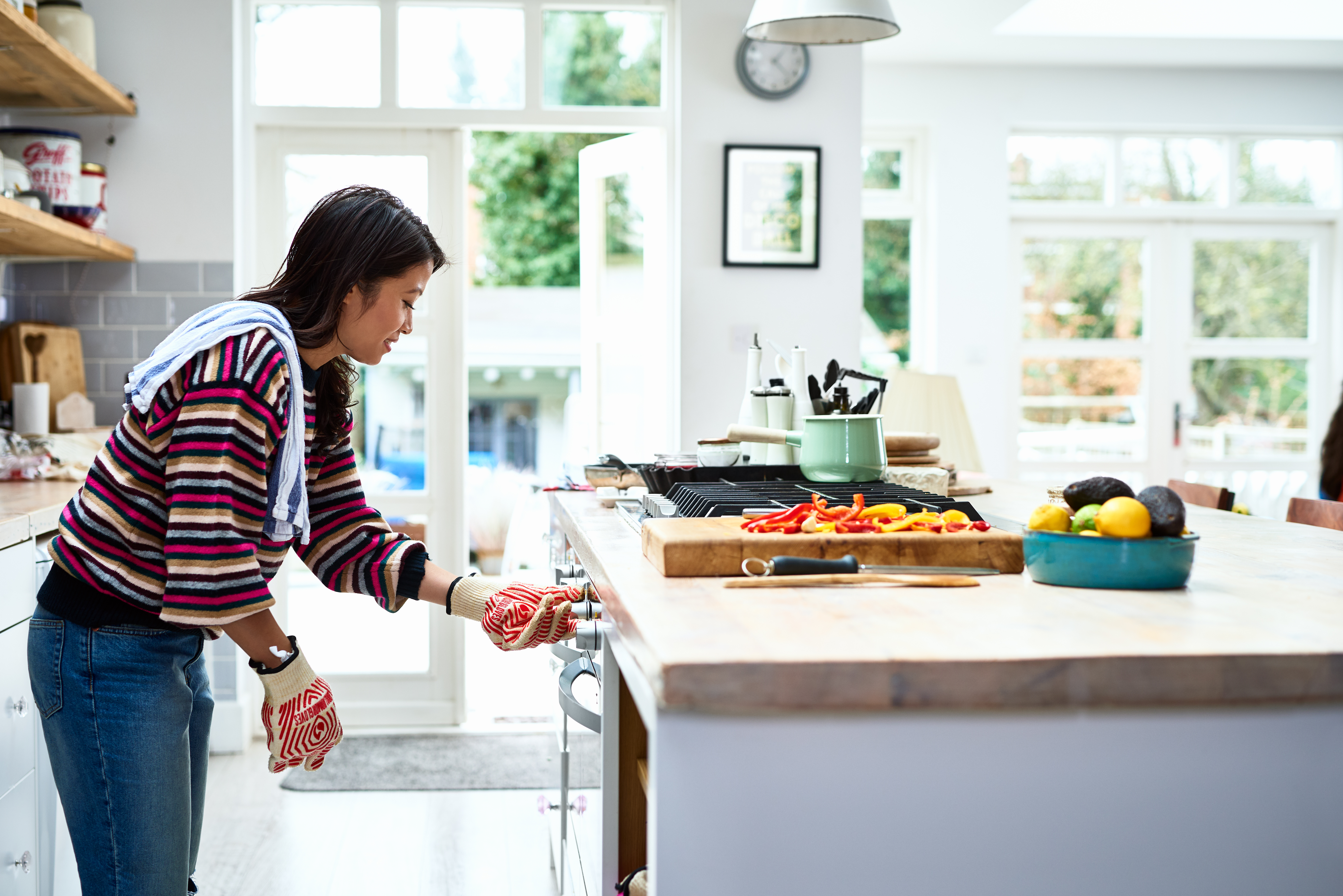 I am in the kitchen. Kitchen woman Getty. Bad Cooking at Home. Woman Kitchen stock. Woman at the Kitchen Electronics.