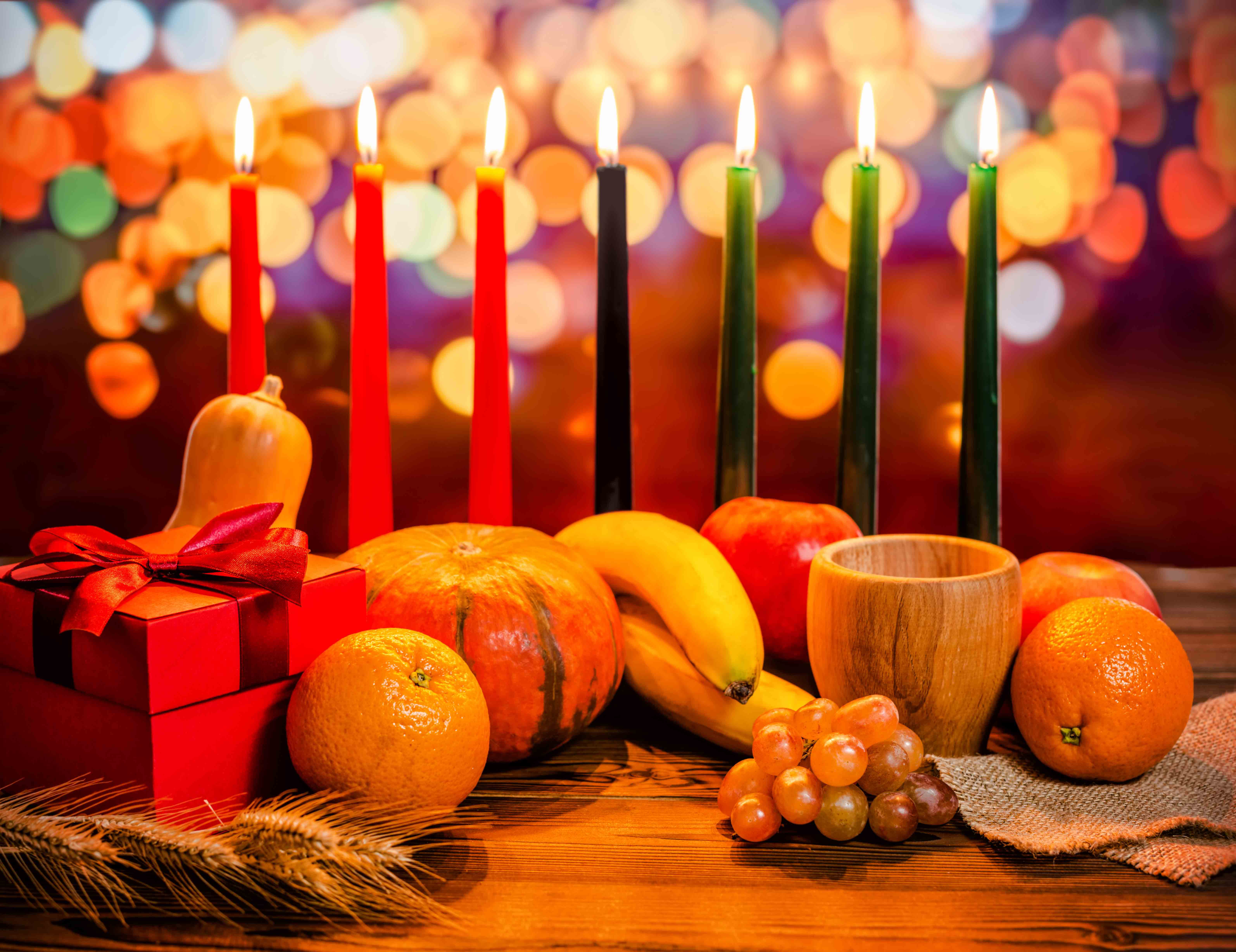 Sete Vela Kwanzaa servida com Frutas